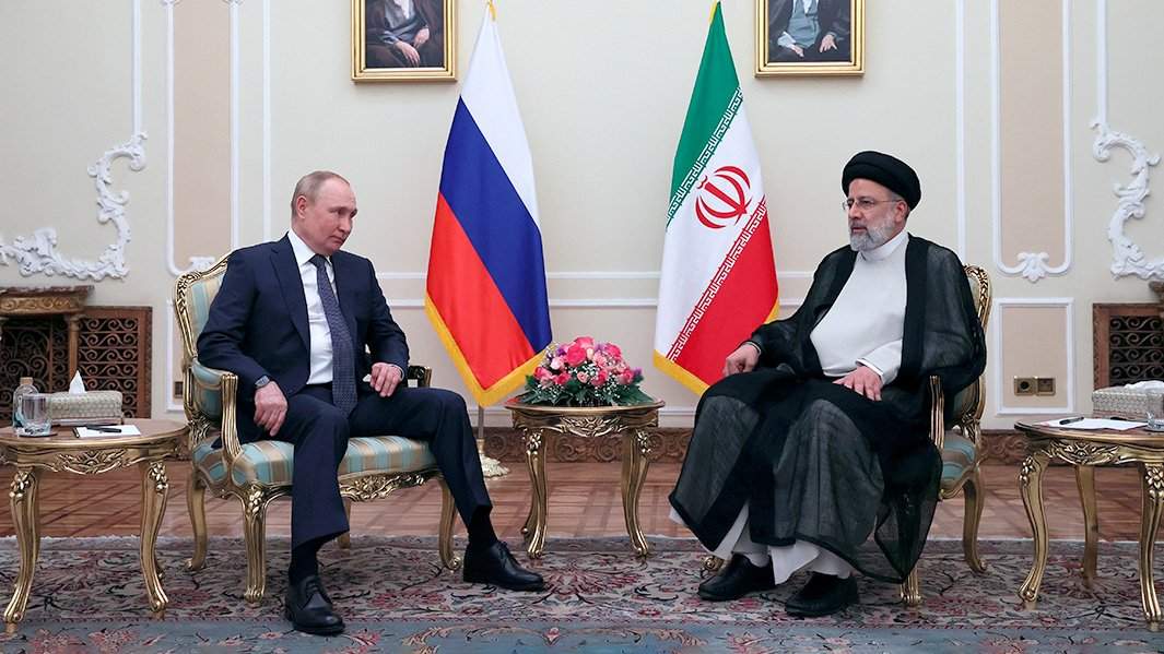 Президент РФ Владимир Путин и президент Ирана Эбрахим Раиси во время встречи