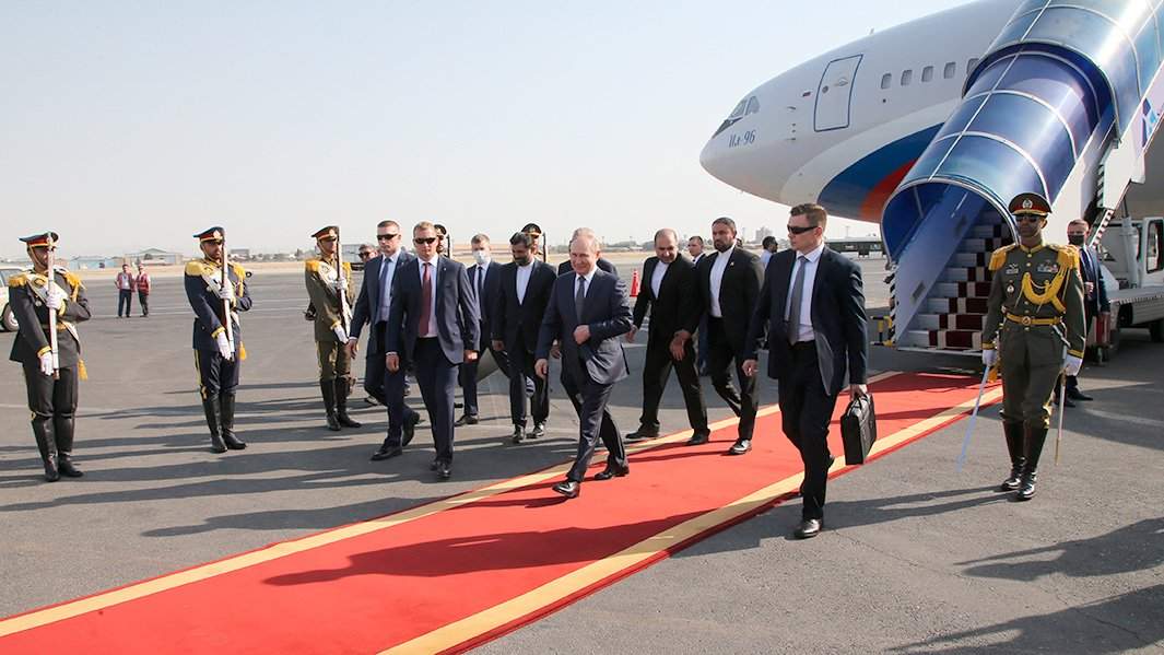 Президент РФ Владимир Путин на церемонии встречи в аэропорту Тегерана