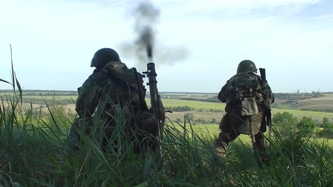 Минометный расчет ВДВ ВС РФ работает в зоне проведения специальной военной операции на Украине