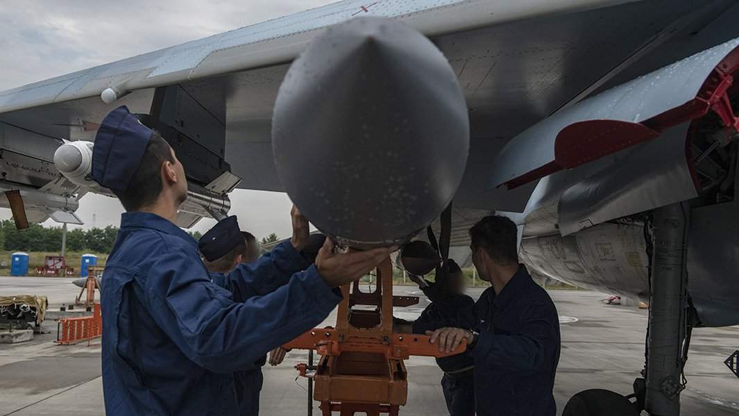 Техники готовят авиационную ракету 