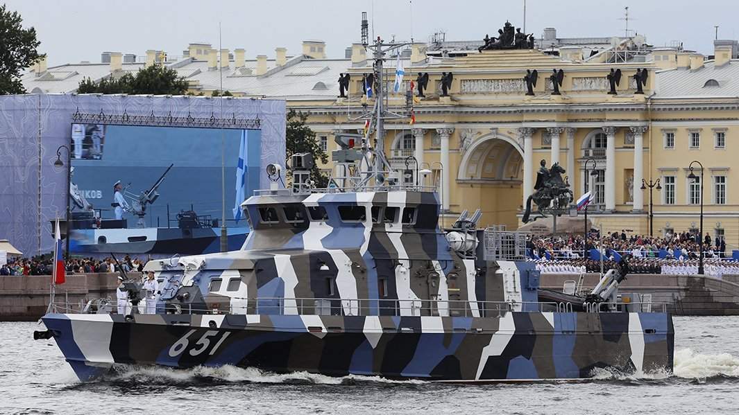 Противодиверсионный катер проекта «Грачонок» на Главном военно-морском параде в День ВМФ в Санкт-Петербурге