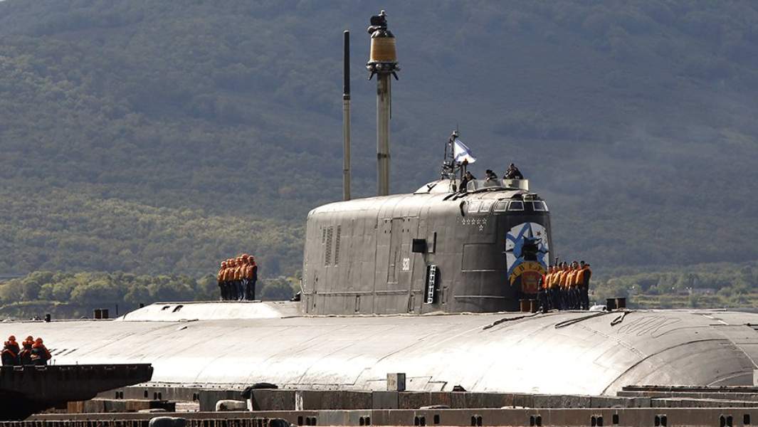 Атомная подводная лодка «Тверь» у причала на базе 16-й Краснознаменной эскадры подводных лодок Тихоокеанского флота в Вилючинске