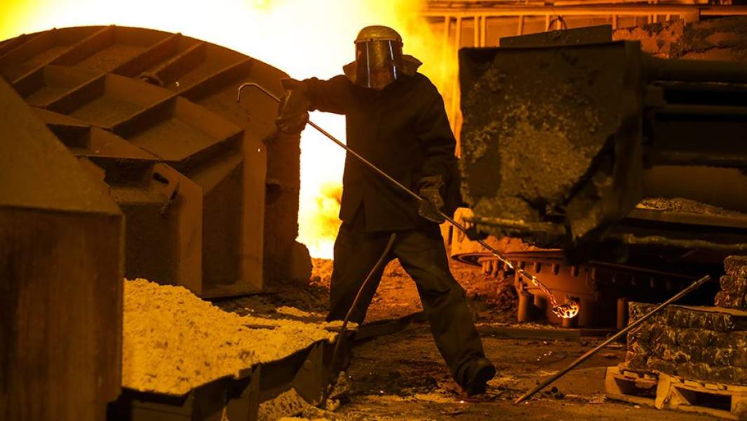 Рабочий в доменном цехе