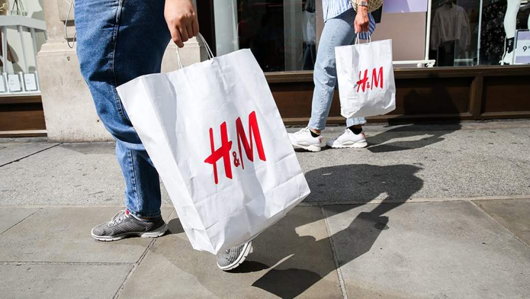 Люди с пакетами H&M