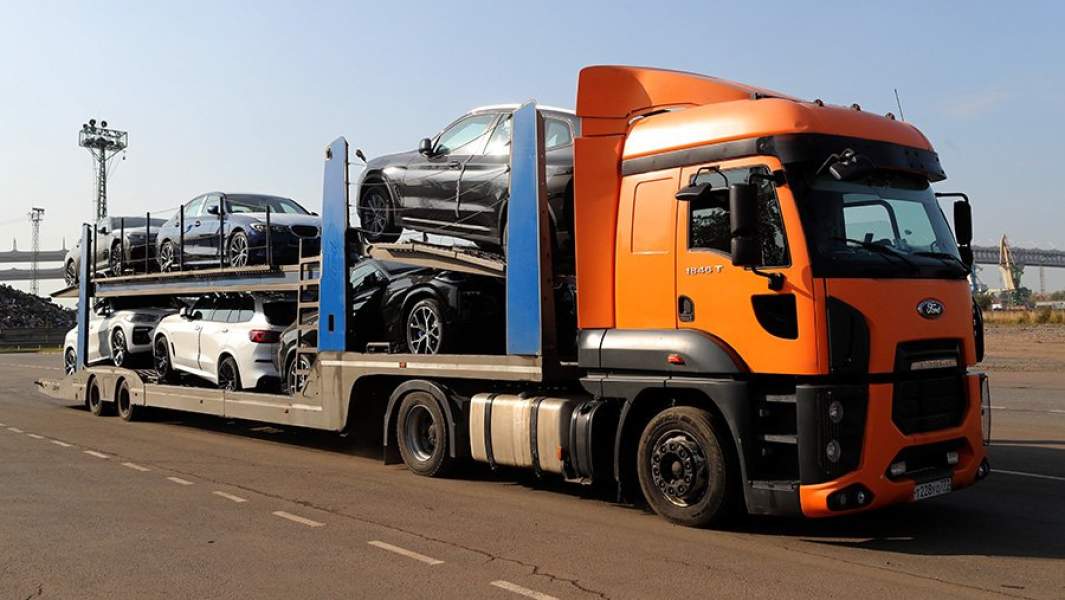 Автовоз с новыми автомобилями