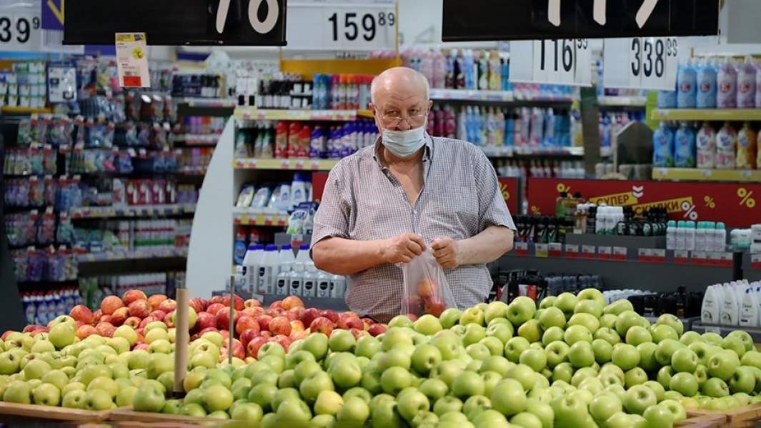 Пожилой мужчина в продуктовом магазине