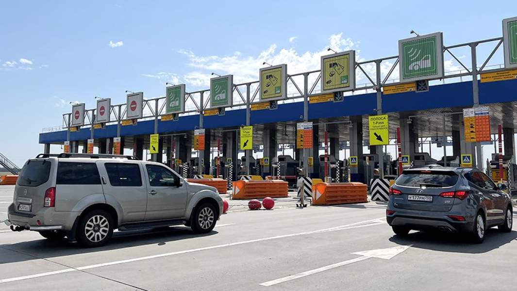 Автомобили перед въездом на платный участок трассы