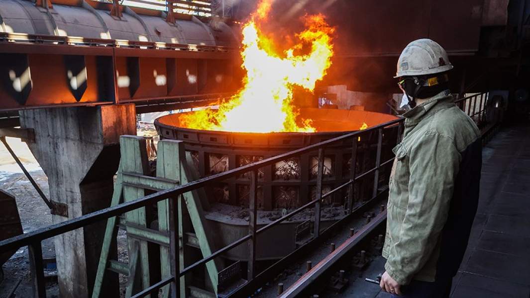 Рабочий у коксовой печи металлургического комбината