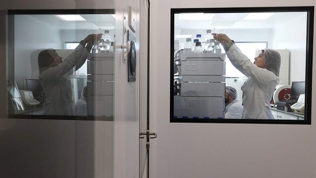 Сотрудник в лаборатории