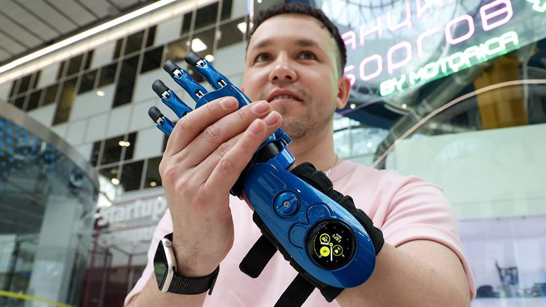 Пилот-испытатель протезов для рук Илья Морковский в офисе компании «Моторика»