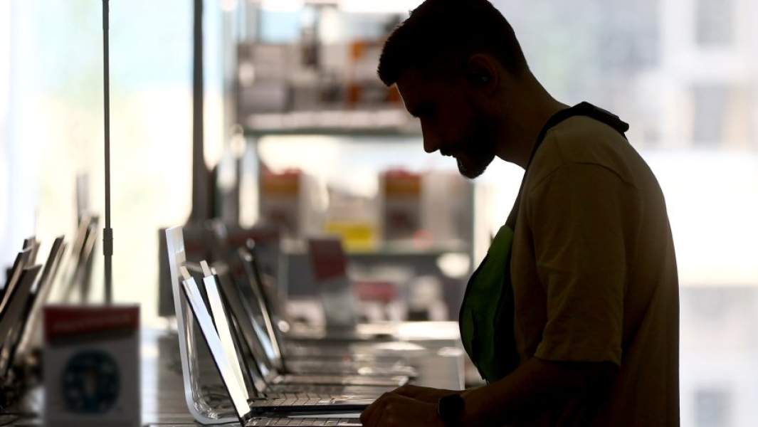 магазин техники, человек выбирает ноубук