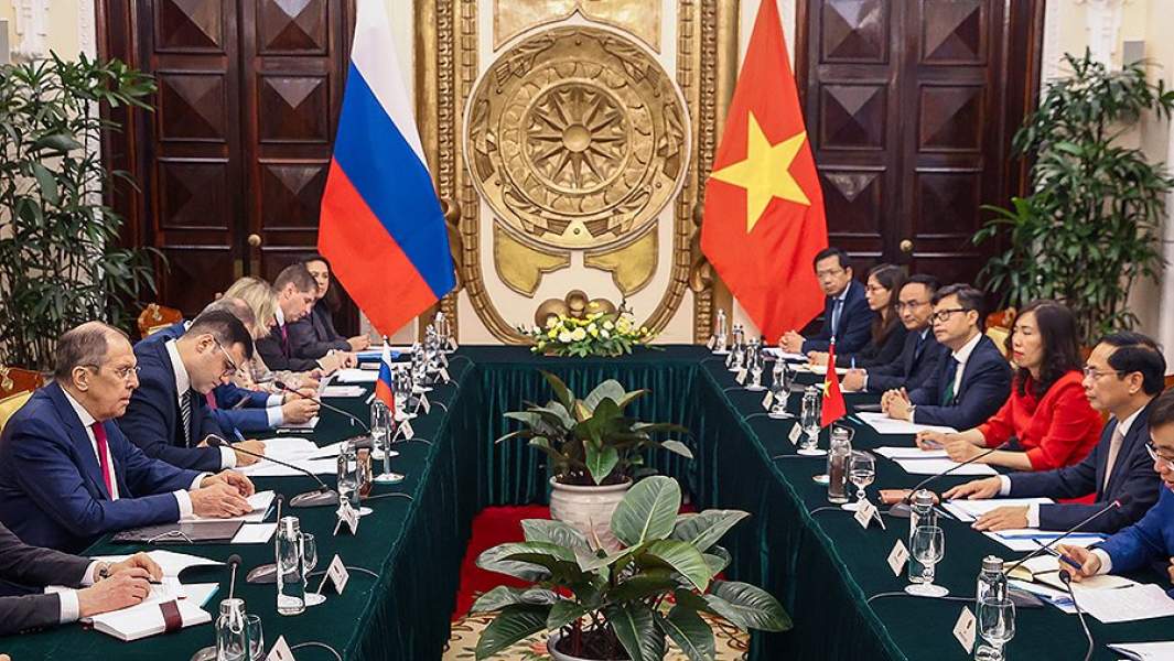 Сергей Лавров и министр иностранных дел Вьетнама Буй Тхань Шон во время российско-вьетнамских переговоров