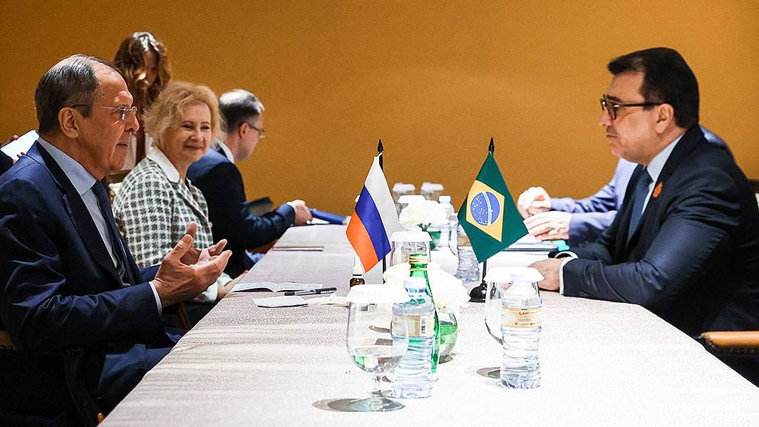 Министр иностранных дел РФ Сергей Лавров и министр иностранных дел Бразилии Карлус Альберту Франку Франс во время встречи в рамках заседания глав МИД стран «Группы двадцати»