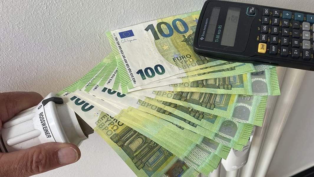 Банкноты евро на радиаторе отопления