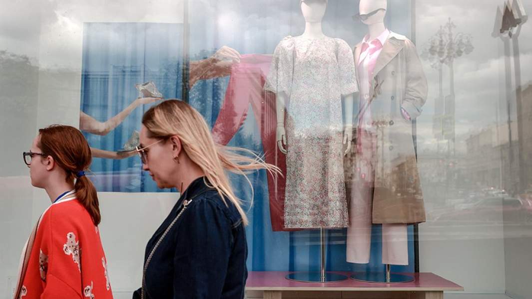 Люди у магазина шведской компании H&M на Тверской улице