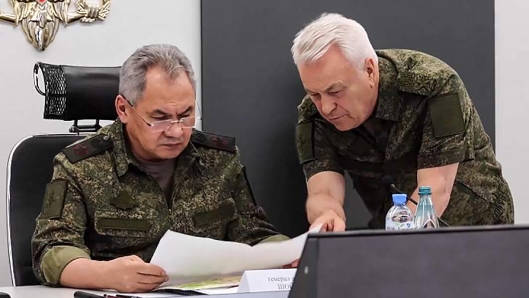 El ministro de Defensa ruso, el general del ejército Sergei Shoigu, inspecciona el grupo ruso de tropas "Oeste", que participa en una operación especial en Ucrania