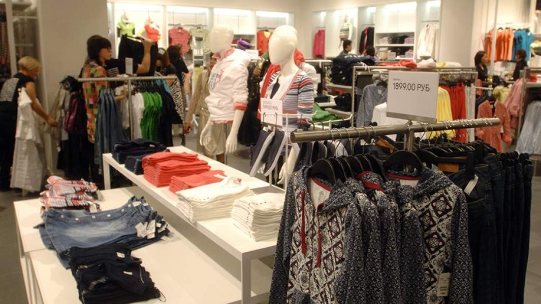 Люди в магазине H&M