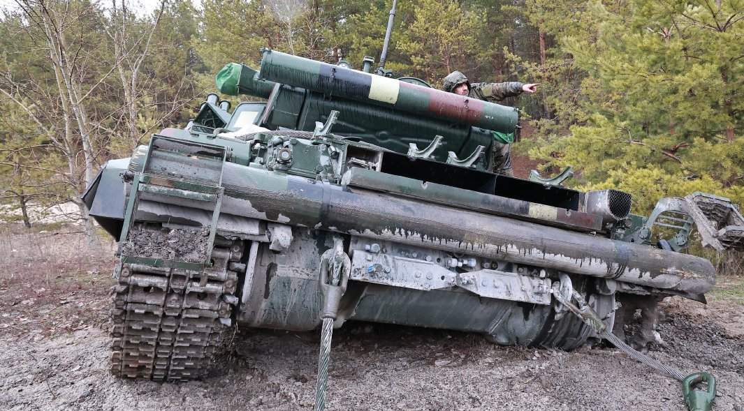 Украинский танк, брошенная техника