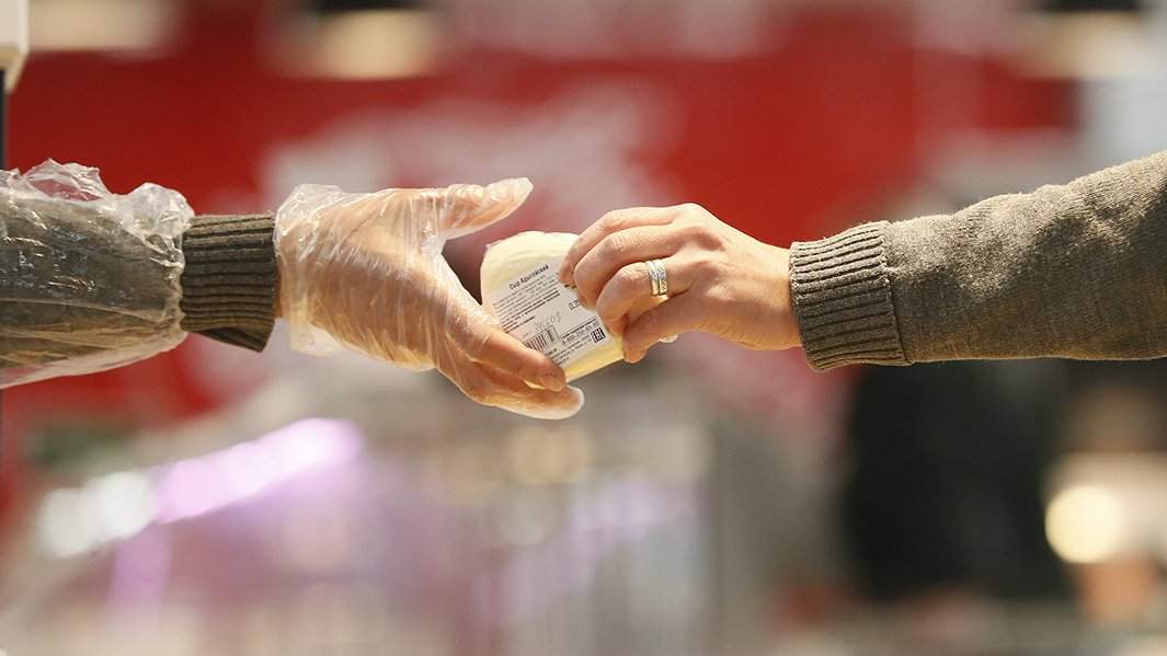 человек передает долю сыра