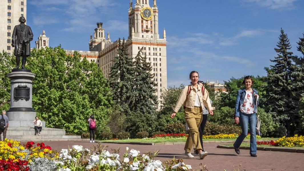 Студенты около здания МГУ