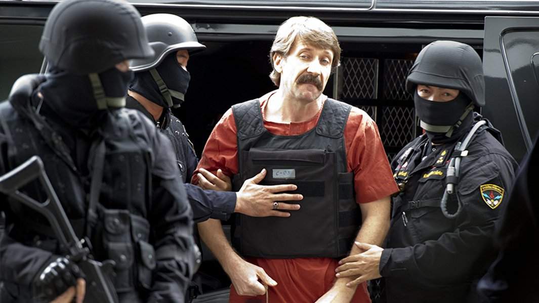 Российского заключенного Виктора Бута сопровождает спецназ