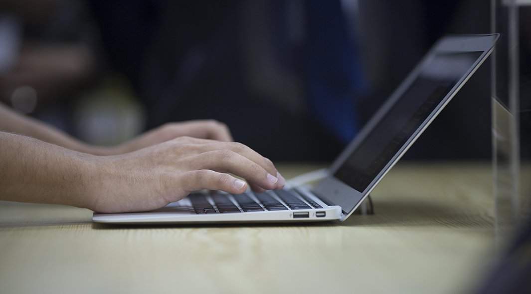 человек тестирует продукцию Apple