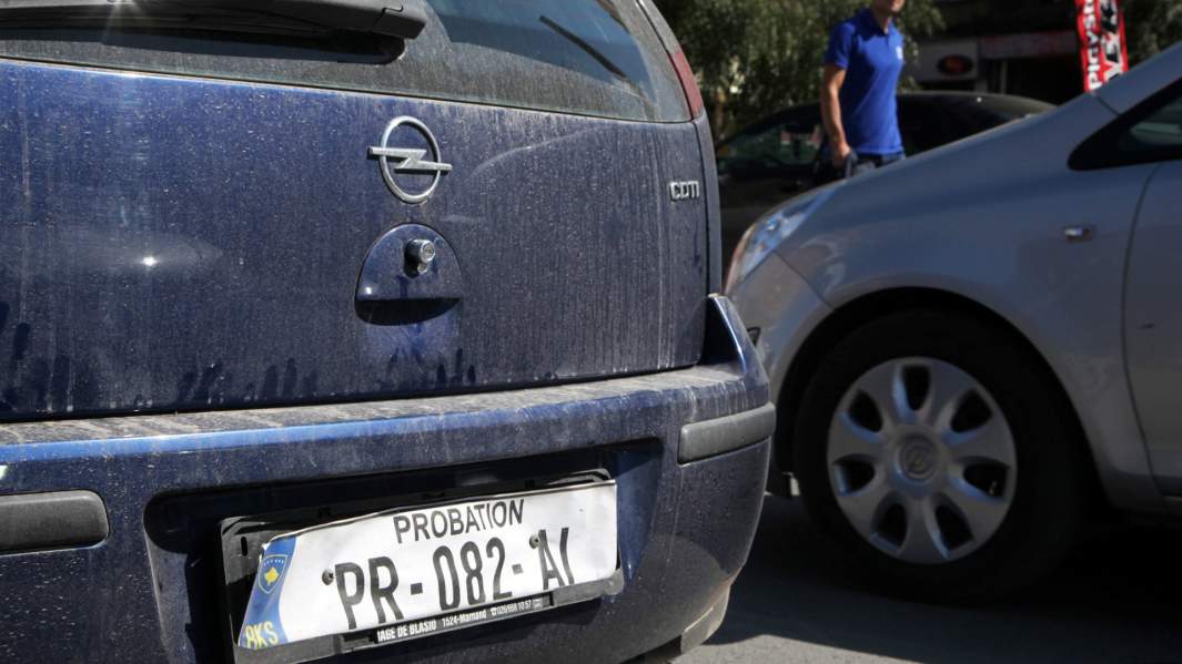 Автомобиль с табличкой «испытательный срок» в Приштине