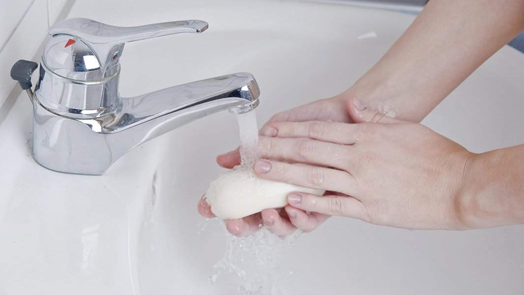 человек моет руки