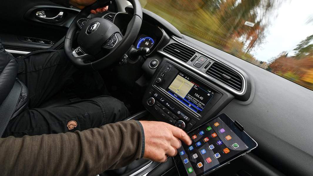 Человек пользуется приложениями за рулем