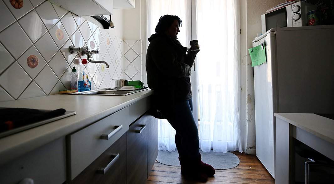 женщина в теплой одежде пьет горячий напиток