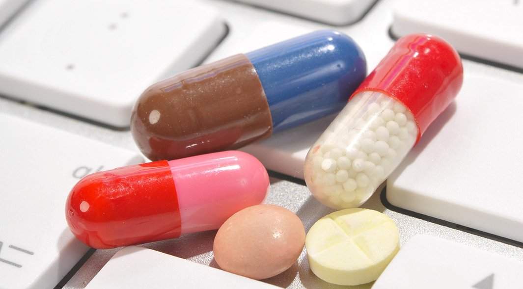 таблетки и компьютерная клавиатура