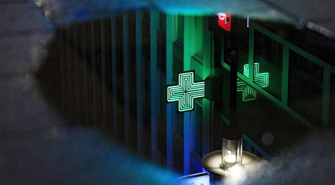 знак аптеки в отражении