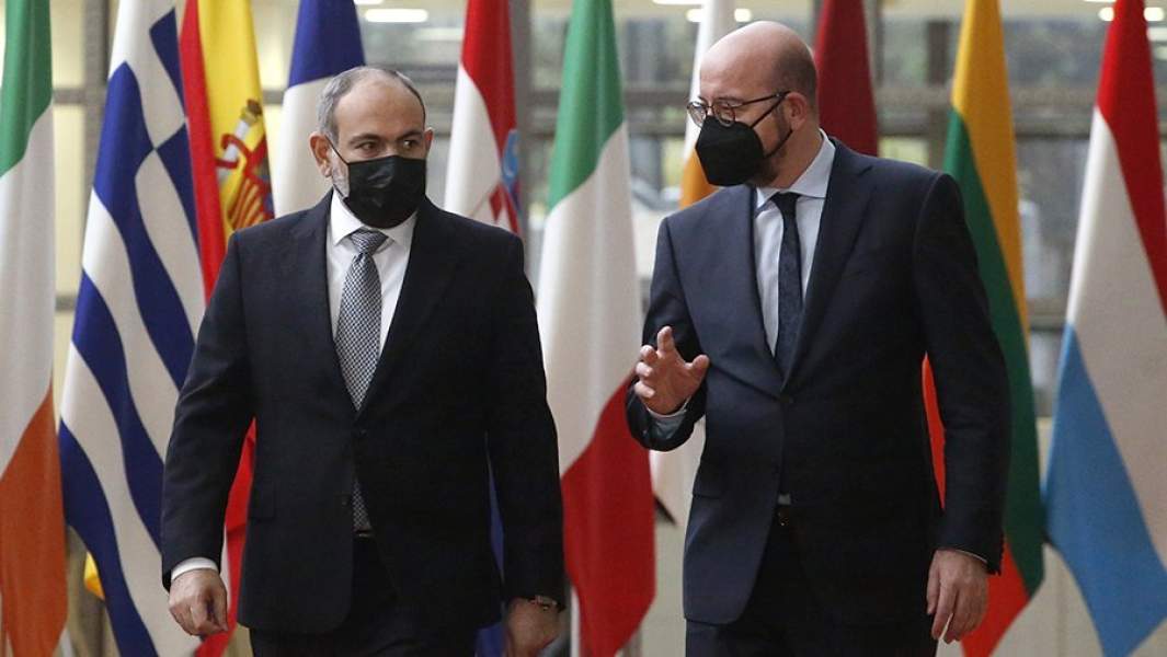 Председатель Совета ЕС Шарль Мишель на встрече с премьер-министром Республики Армения Николом Пашиняном в Брюсселе. 14 декабря 2021 года