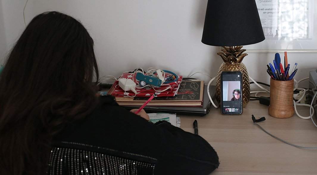 ребенок во время урока в дистанционном формате