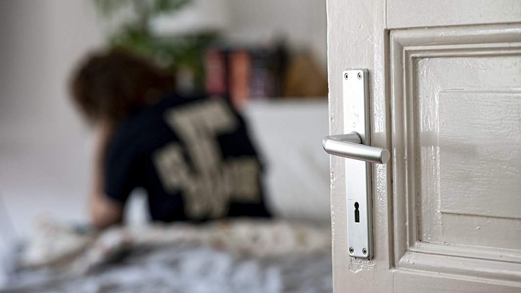 женщина сидит в постели в своей квартире