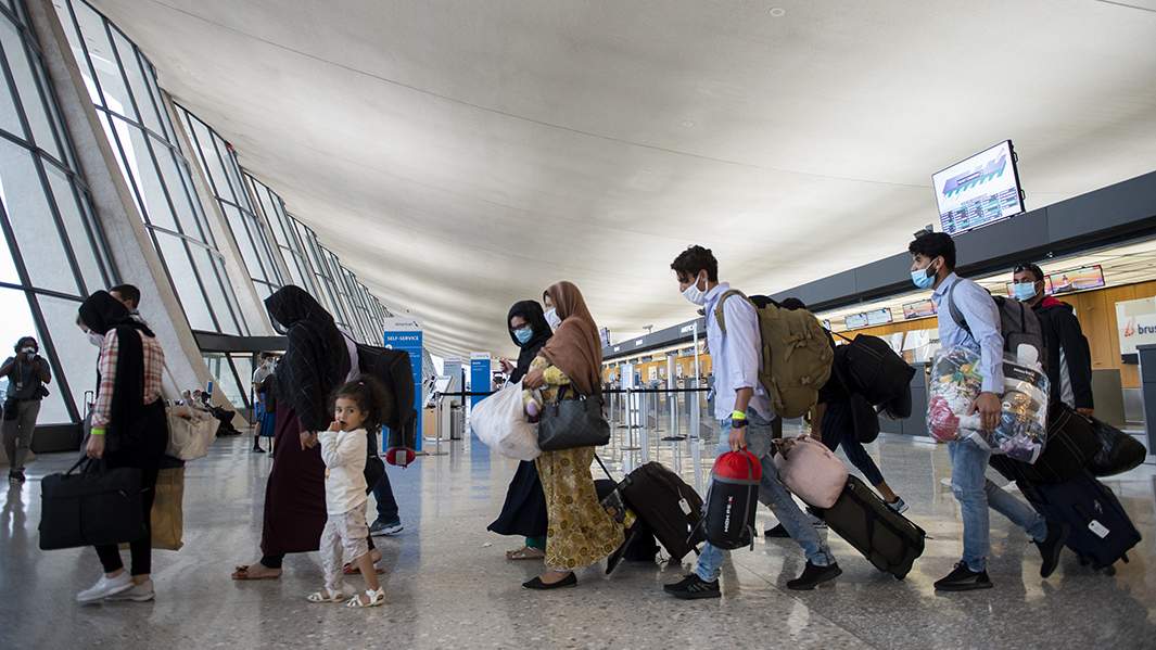 Беженцы, эвакуированные из Афганистана, в Вашингтонском международном аэропорту им. Даллеса в Шантильи, штат Вирджиния