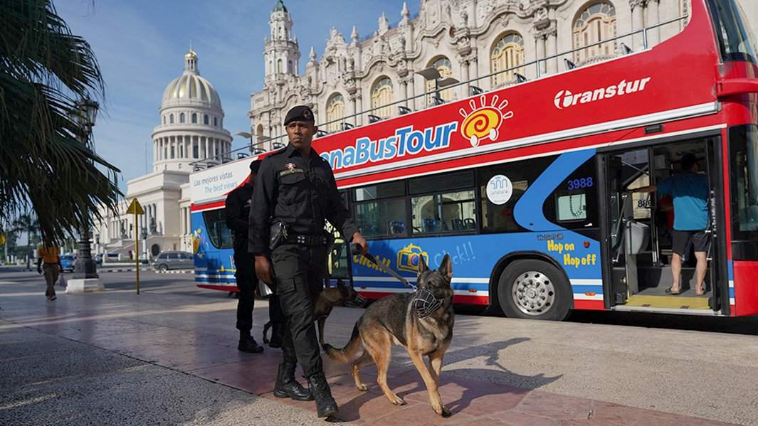 Полицейский патруль в центре Гаваны