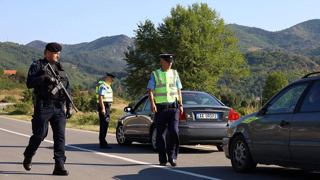 Косовская полиция патрулирует дорогу в Зупче