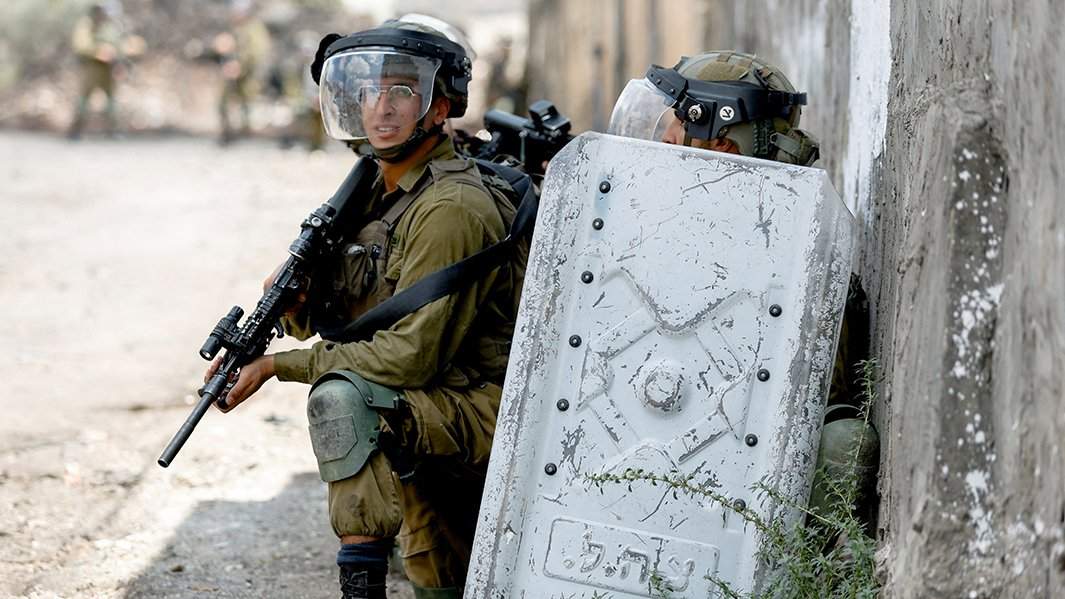 Военнослужащие израильских армии  во время протеста палестинцев