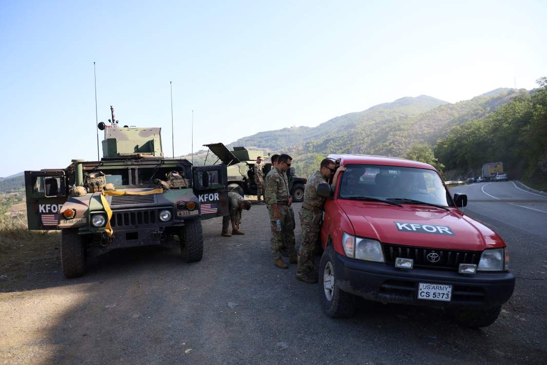 Солдаты США в составе патруля KFOR возле пограничного перехода Яринье в Косово