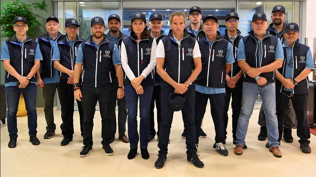 неральный директор МАГАТЭ Рафаэль Мариано Гросси возглавляет миссию экспертов МАГАТЭ в международном аэропорту Вены, Австрия