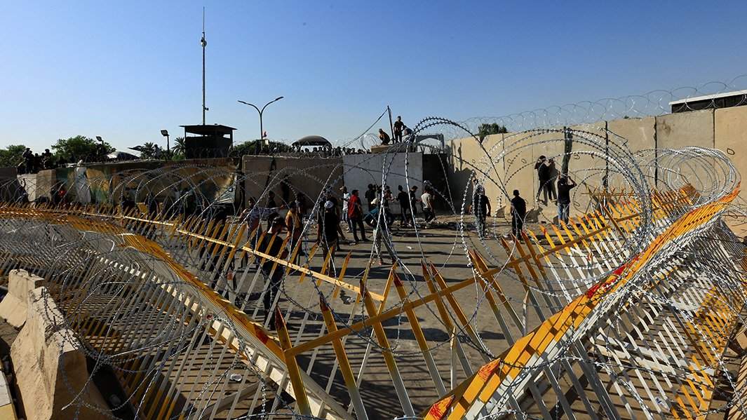 Сторонники иракского имама Муктады аль-Садра протестуют в зеленой зоне в Багдаде