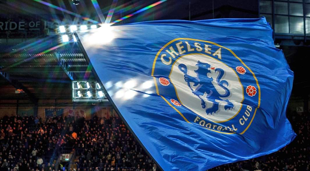 Флаг "Челси" над фанатами