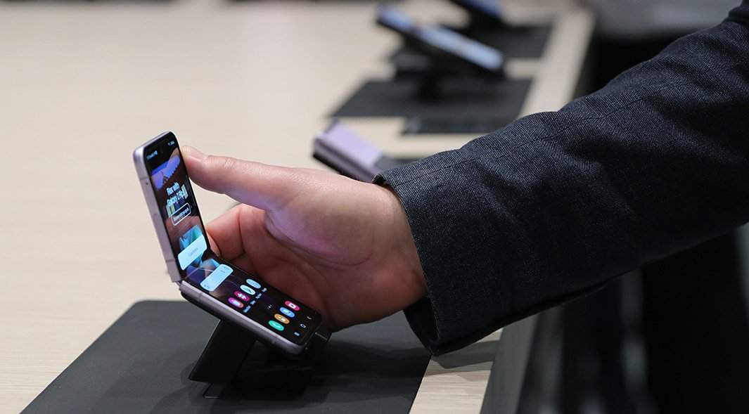 человек держит в руках телефон Samsung