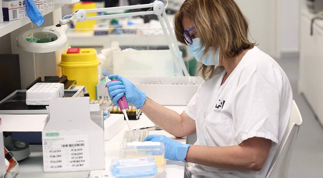 врач делает анализы