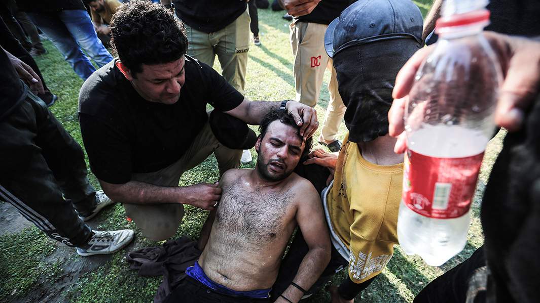 Стороннику шиитского священнослужителя Муктады Ас-Садра оказывается медицинская помощь во время акции протеста