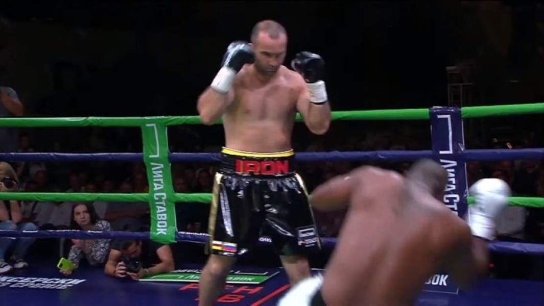 Момент нокаута Карлоуса Уэлча Муратом Гассиевым во время боя в Белграде