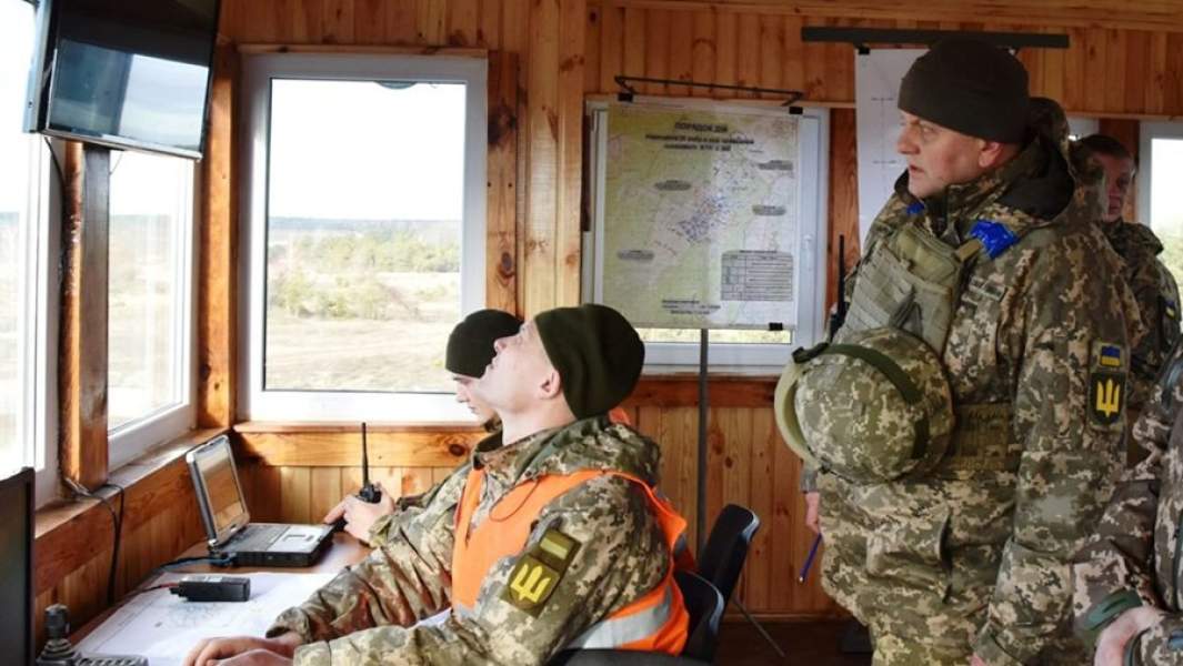 Главнокомандующий ВСУ Валерий Залужный (справа) во время учений армии Украины. 2020 год