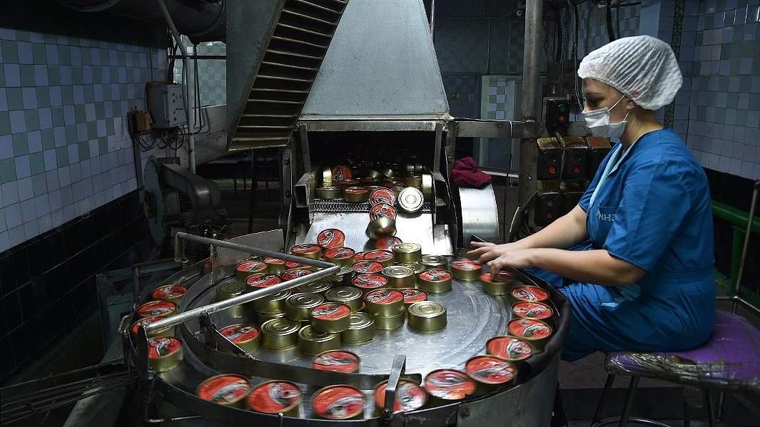 Завод по производству рыбных консервов в Крыму