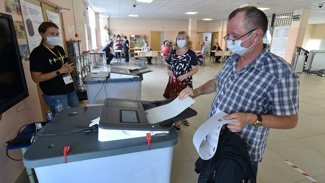 Избиратель на одном из участков